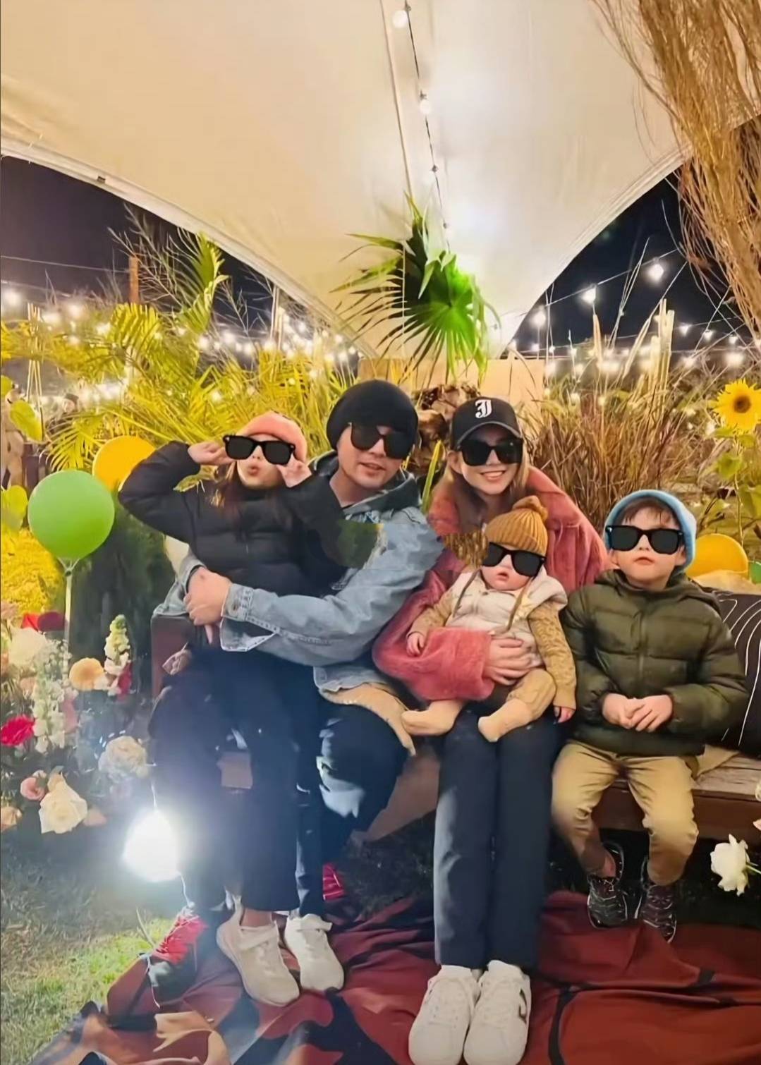 古堡婚礼到五口之家童话爱情照进现实九游会周杰伦昆凌11周年晒照：从(图2)